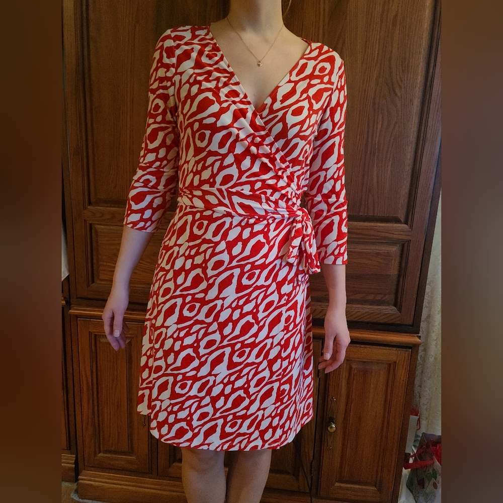 SOLD Tahari Arthur s Levine size 8 pink and white patterned wrap dress